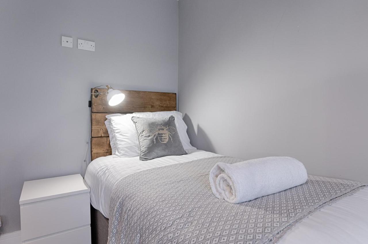 3Rm Flat, Smart Tv'S, Close To All Amenities Llanelli Kültér fotó
